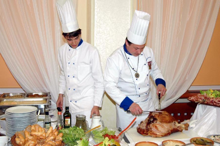 Hotel Bila Ruze Písek Esterno foto