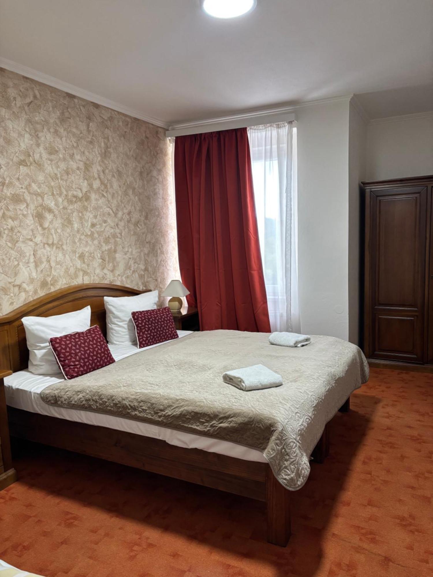 Hotel Bila Ruze Písek Esterno foto
