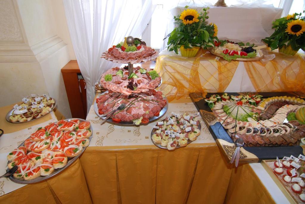 Hotel Bila Ruze Písek Esterno foto