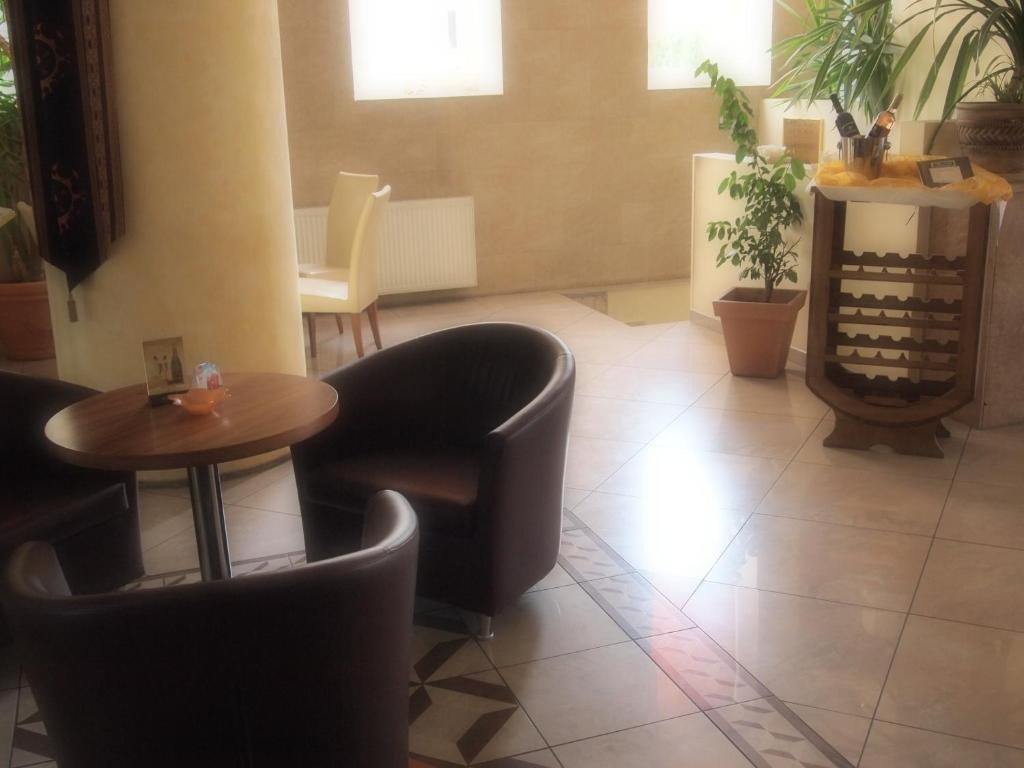Hotel Bila Ruze Písek Esterno foto