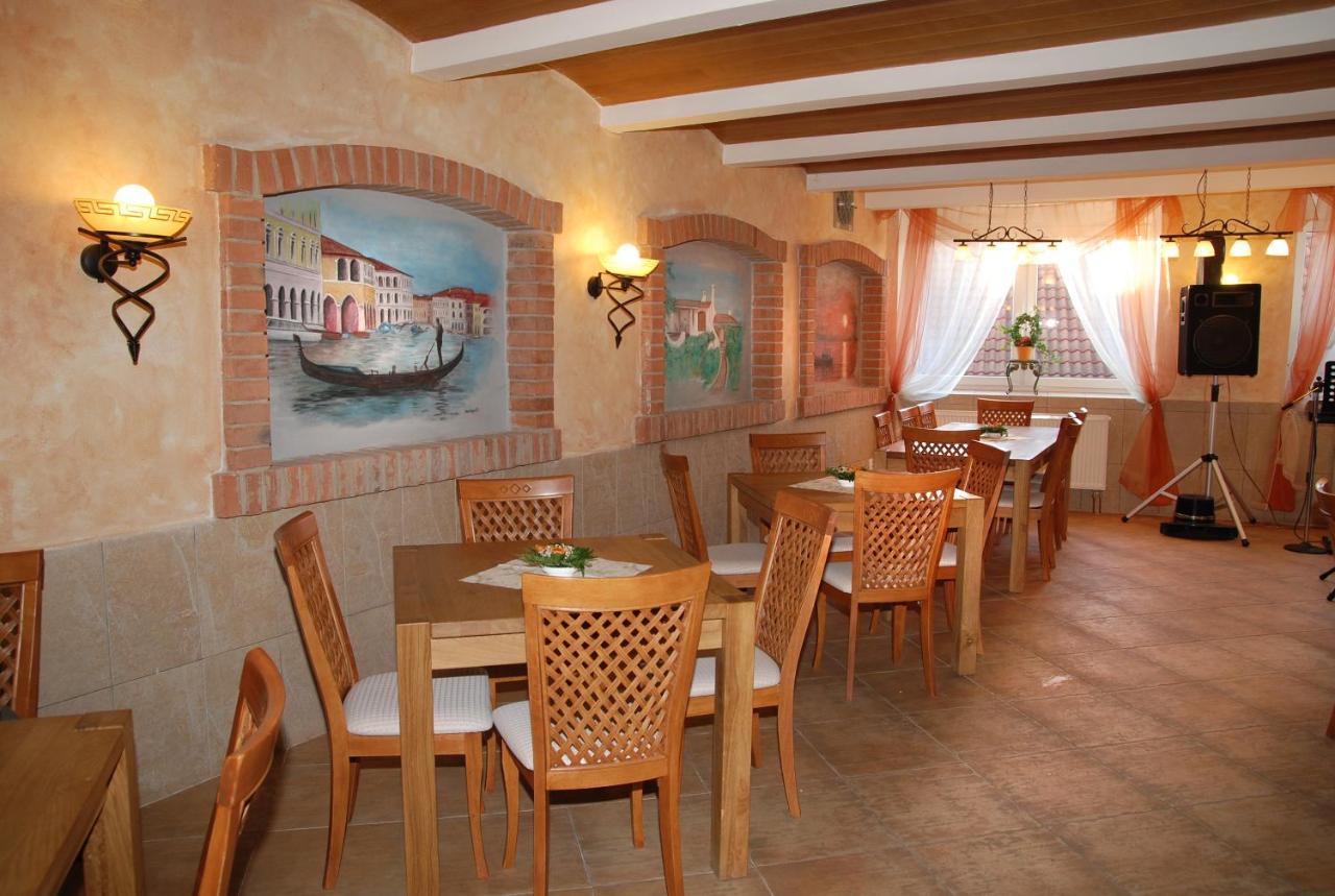Hotel Bila Ruze Písek Esterno foto