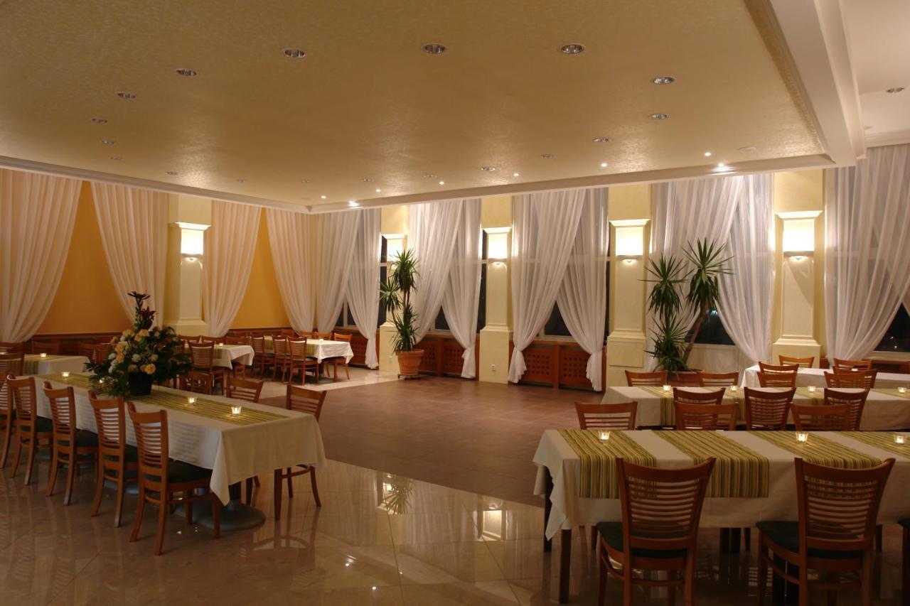 Hotel Bila Ruze Písek Esterno foto