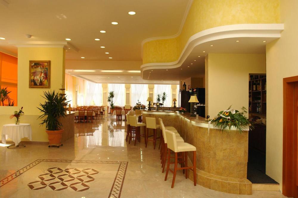 Hotel Bila Ruze Písek Esterno foto